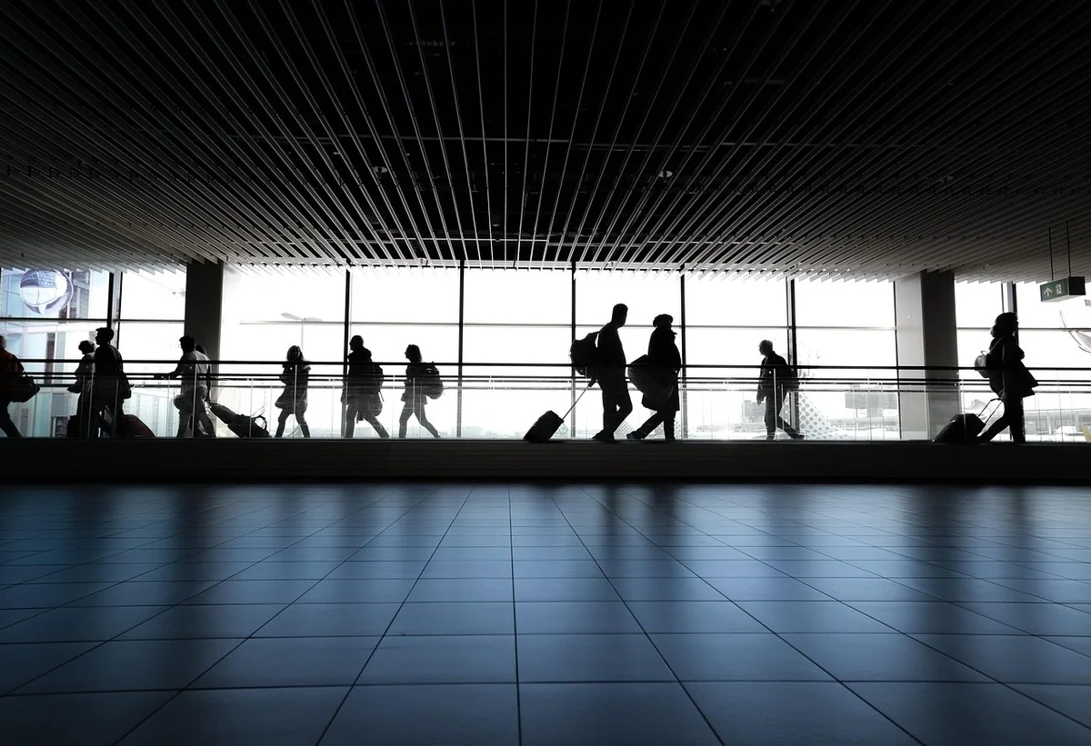 일본 면세 확인을 앞두고 공항 출발 로비에서 캐리어를 끄는 여행객의 모습